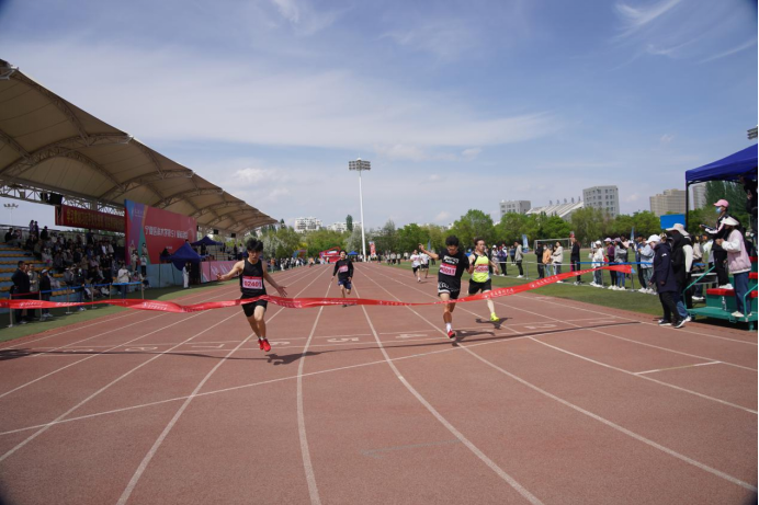 李进鹏同学打破学校运动会男子200米纪录